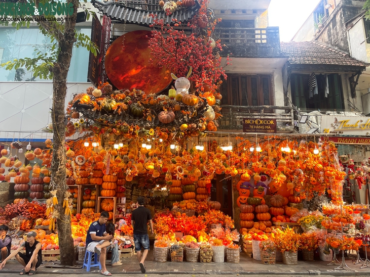 Đồ hoá trang kinh dị tràn ngập phố Hàng Mã trước lễ Halloween- Ảnh 1.