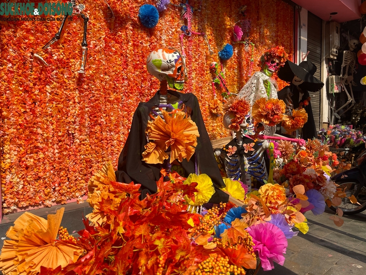 Đồ hoá trang kinh dị tràn ngập phố Hàng Mã trước lễ Halloween- Ảnh 2.