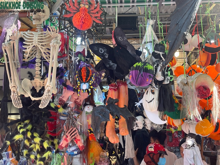 Đồ hoá trang kinh dị tràn ngập phố Hàng Mã trước lễ Halloween- Ảnh 3.