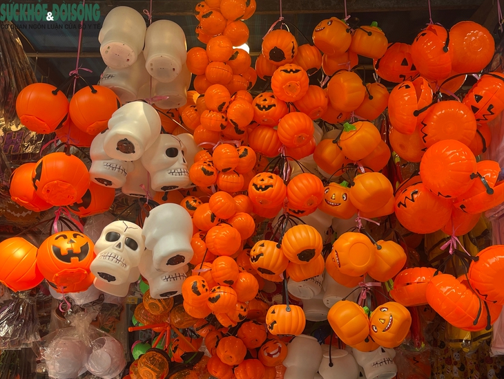 Đồ hoá trang kinh dị tràn ngập phố Hàng Mã trước lễ Halloween- Ảnh 6.