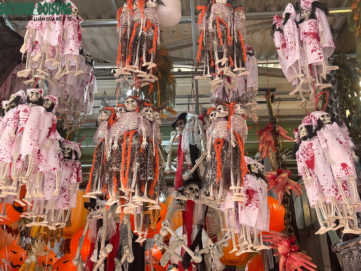 Đồ hoá trang kinh dị tràn ngập phố Hàng Mã trước lễ Halloween- Ảnh 7.