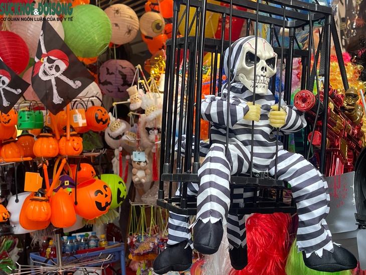 Đồ hoá trang kinh dị tràn ngập phố Hàng Mã trước lễ Halloween- Ảnh 8.