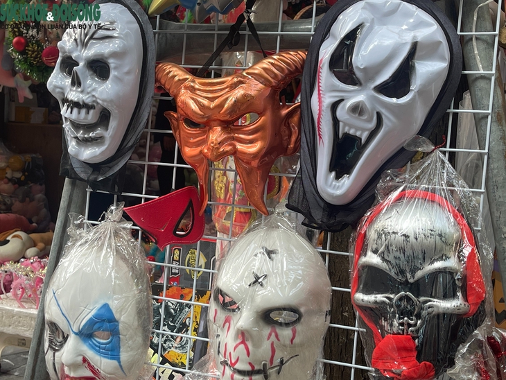 Đồ hoá trang kinh dị tràn ngập phố Hàng Mã trước lễ Halloween- Ảnh 9.
