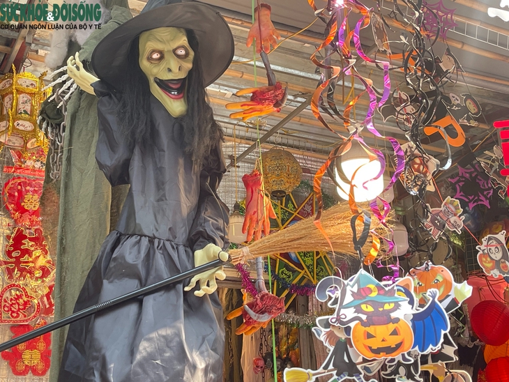 Đồ hoá trang kinh dị tràn ngập phố Hàng Mã trước lễ Halloween- Ảnh 10.