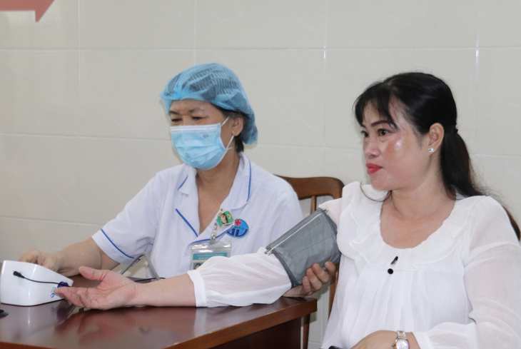 Nhân viên y tế tuyến quận, huyện có nguy cơ mắc vấn đề về sức khoẻ tâm thần cao hơn tuyến thành phố và các cơ sở y tế lớn- Ảnh 2.