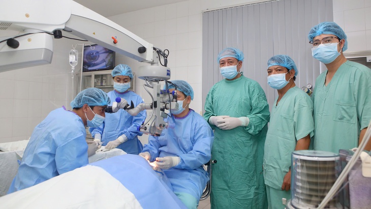 Giác mạc 2 người chết não hiến tặng mang lại ánh sáng cho 4 bệnh nhân- Ảnh 1. Giác mạc 2 người chết não hiến tặng mang lại ánh sáng cho 4 bệnh nhân- Ảnh 1.