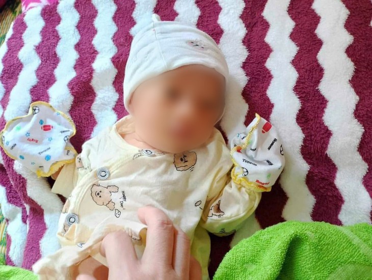 Phát hiện bé sơ sinh bị bỏ rơi cùng lời gửi gắm- Ảnh 1. Phát hiện bé sơ sinh bị bỏ rơi cùng lời gửi gắm- Ảnh 1.