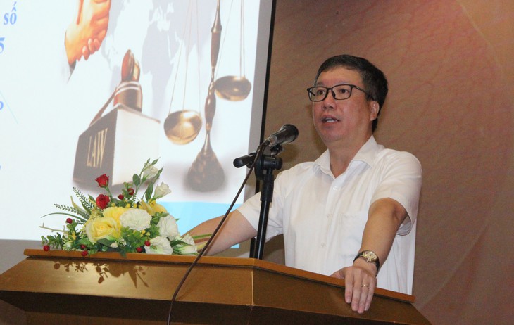 Ông Hoàng Cương - Phó vụ trưởng Vụ Kế hoạch - Tài chính, Bộ Y tế trình bày tại hội thảo. Ảnh: Xuân Dự