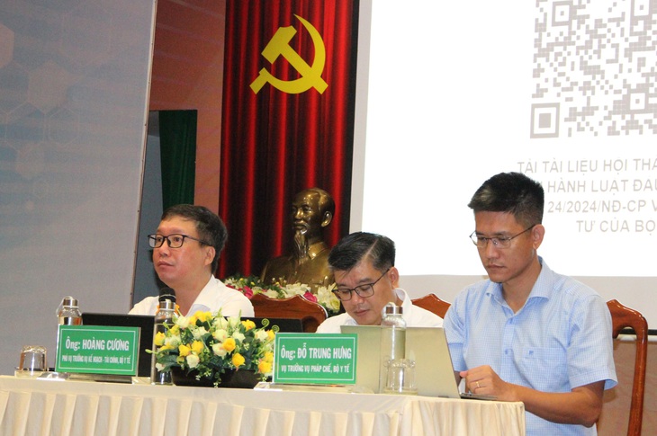 Đại diện Bộ Y tế trả lời thắc mắc của lãnh đạo cơ sở y tế các tỉnh, thành phố. Ảnh: Xuân Dự