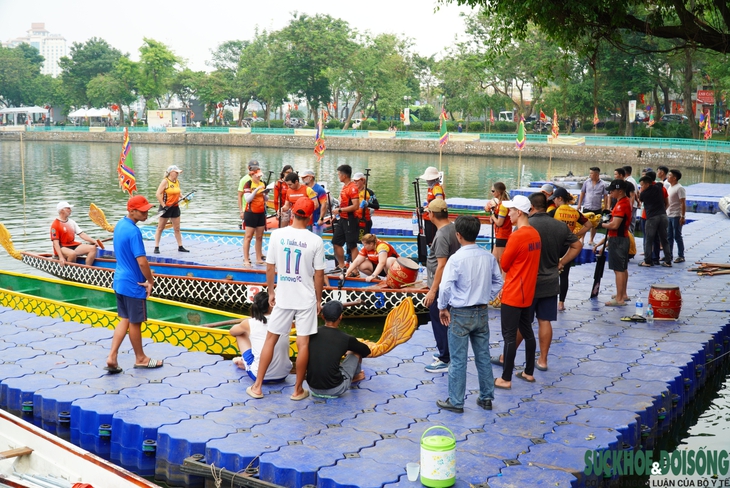 Sôi động không khí chuẩn bị trước lễ hội đua thuyền rồng Hà Nội 2024 - Ảnh 1.