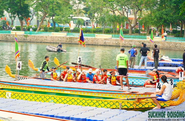 Sôi động không khí chuẩn bị trước lễ hội đua thuyền rồng Hà Nội 2024 - Ảnh 2.