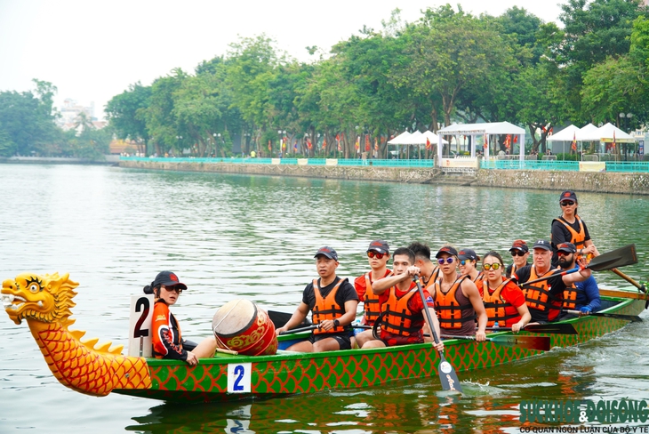 Sôi động không khí chuẩn bị trước lễ hội đua thuyền rồng Hà Nội 2024 - Ảnh 4.