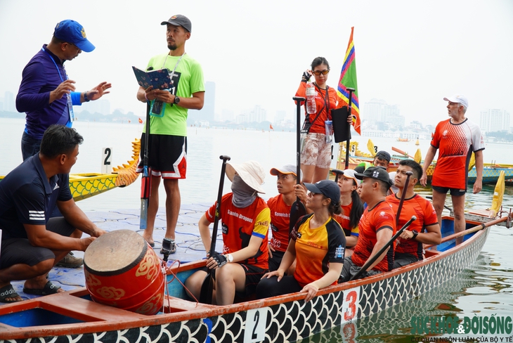 Sôi động không khí chuẩn bị trước lễ hội đua thuyền rồng Hà Nội 2024 - Ảnh 5.