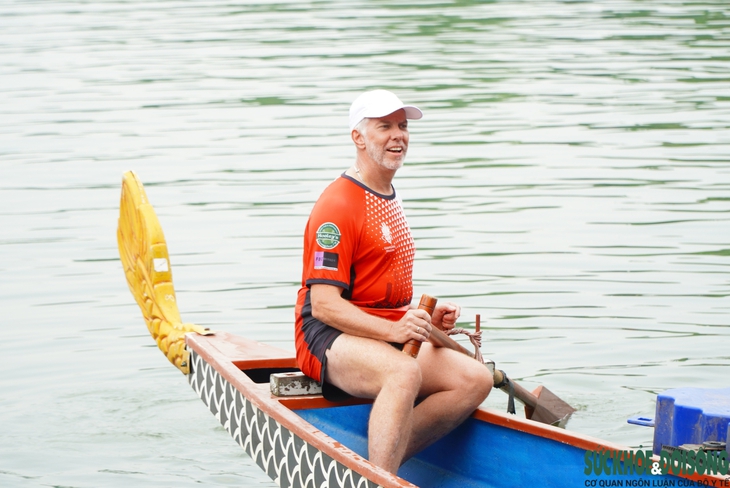 Sôi động không khí chuẩn bị trước lễ hội đua thuyền rồng Hà Nội 2024 - Ảnh 11.