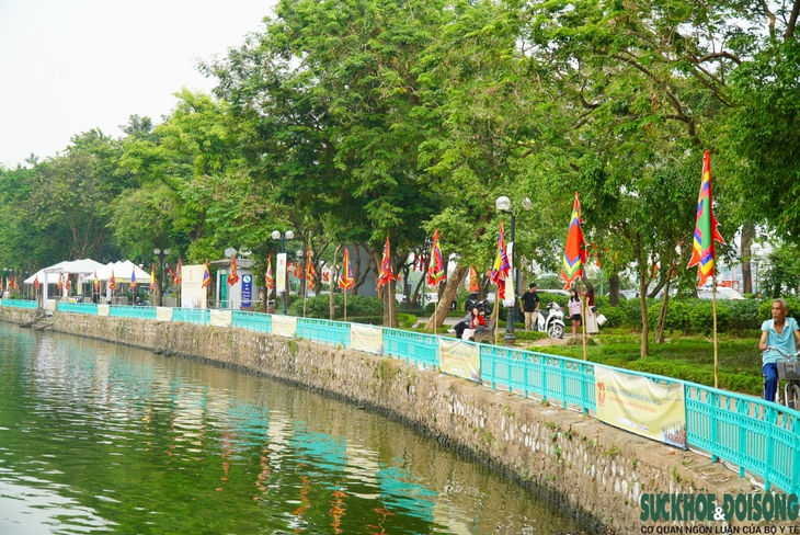Sôi động không khí chuẩn bị trước lễ hội đua thuyền rồng Hà Nội 2024 - Ảnh 17.