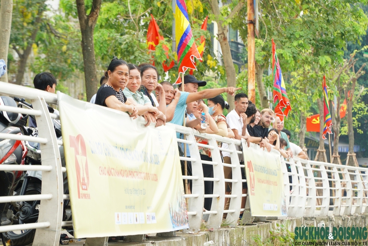 Sôi động không khí chuẩn bị trước lễ hội đua thuyền rồng Hà Nội 2024 - Ảnh 18.