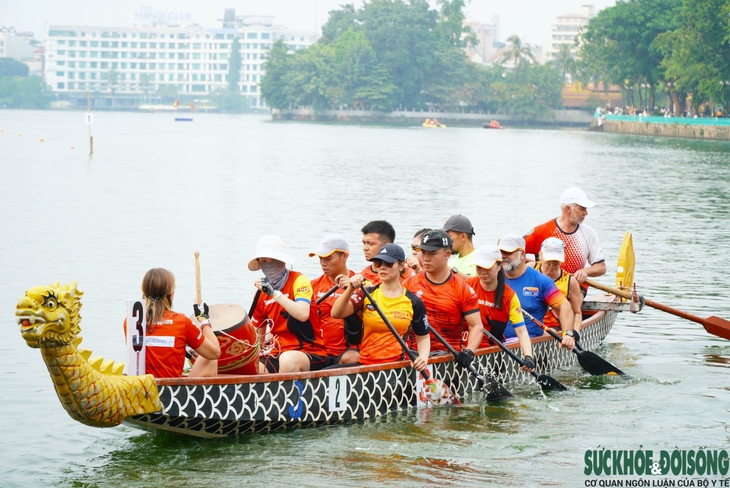 Sôi động không khí chuẩn bị trước lễ hội đua thuyền rồng Hà Nội 2024 - Ảnh 19.