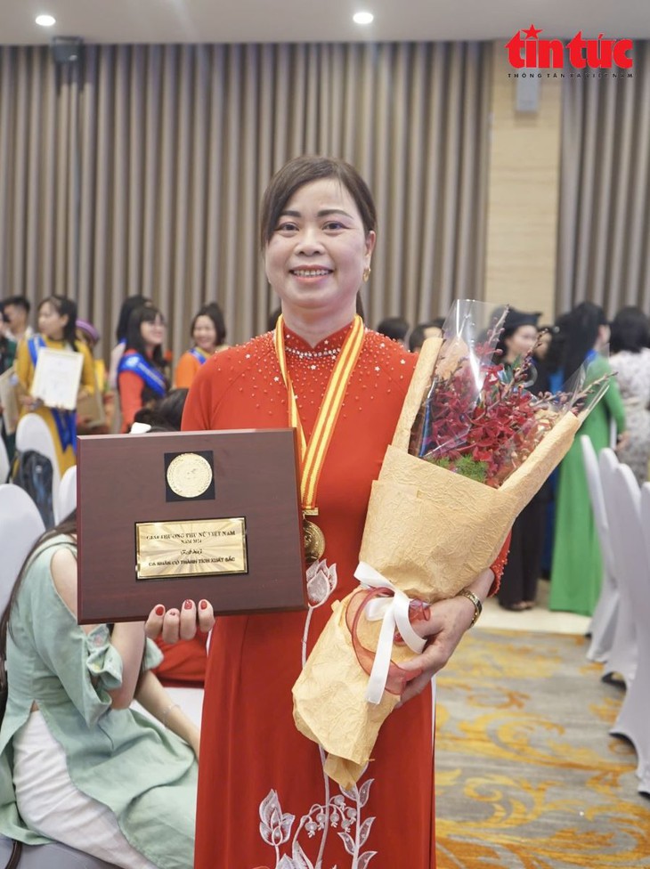 Tôn vinh 4 tập thể, 11 cá nhân xuất sắc tại Lễ trao giải thưởng Phụ nữ Việt Nam năm 2024- Ảnh 5. Tôn vinh 4 tập thể, 11 cá nhân xuất sắc tại Lễ trao giải thưởng Phụ nữ Việt Nam năm 2024- Ảnh 5.