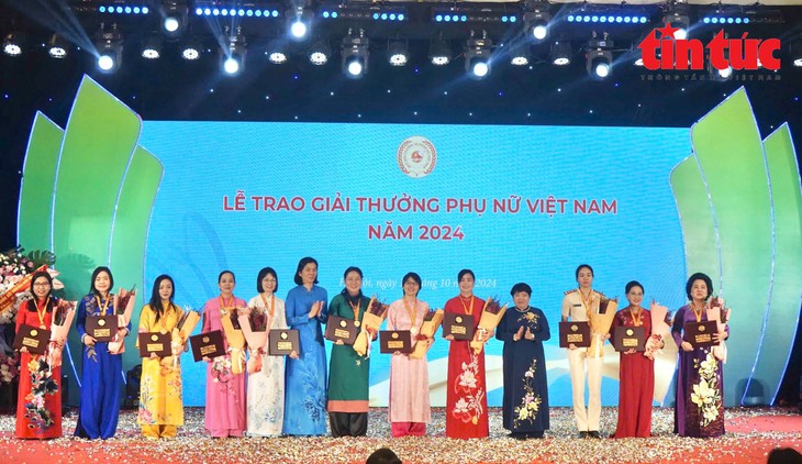 Tôn vinh 4 tập thể, 11 cá nhân xuất sắc tại Lễ trao giải thưởng Phụ nữ Việt Nam năm 2024- Ảnh 2. Tôn vinh 4 tập thể, 11 cá nhân xuất sắc tại Lễ trao giải thưởng Phụ nữ Việt Nam năm 2024- Ảnh 2.