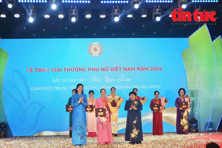 Tôn vinh 4 tập thể, 11 cá nhân xuất sắc tại Lễ trao giải thưởng Phụ nữ Việt Nam năm 2024- Ảnh 6. Tôn vinh 4 tập thể, 11 cá nhân xuất sắc tại Lễ trao giải thưởng Phụ nữ Việt Nam năm 2024- Ảnh 6.