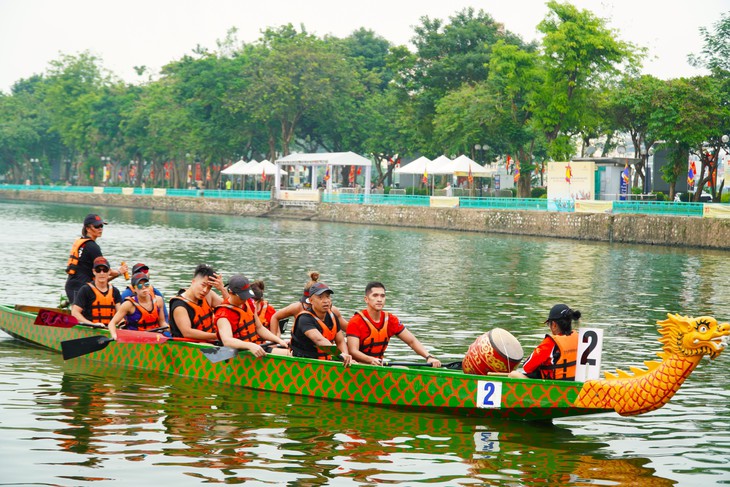 Sôi động không khí chuẩn bị trước lễ hội đua thuyền rồng Hà Nội 2024 - Ảnh 9.
