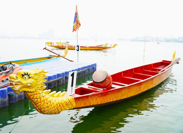 Sôi động không khí chuẩn bị trước lễ hội đua thuyền rồng Hà Nội 2024 - Ảnh 15.