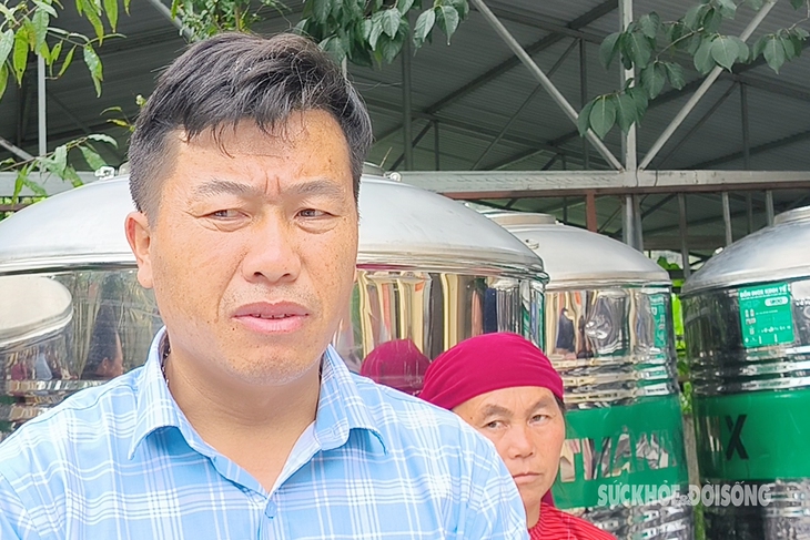 Niềm vui của người dân cao nguyên đá 'cõng' bồn chứa nước về nhà- Ảnh 1.