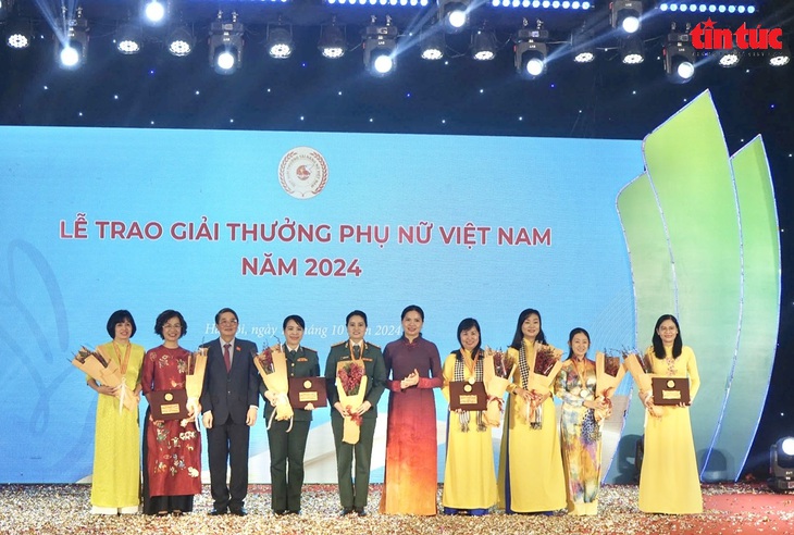 Tôn vinh 4 tập thể, 11 cá nhân xuất sắc tại Lễ trao giải thưởng Phụ nữ Việt Nam năm 2024- Ảnh 1. Tôn vinh 4 tập thể, 11 cá nhân xuất sắc tại Lễ trao giải thưởng Phụ nữ Việt Nam năm 2024- Ảnh 1.