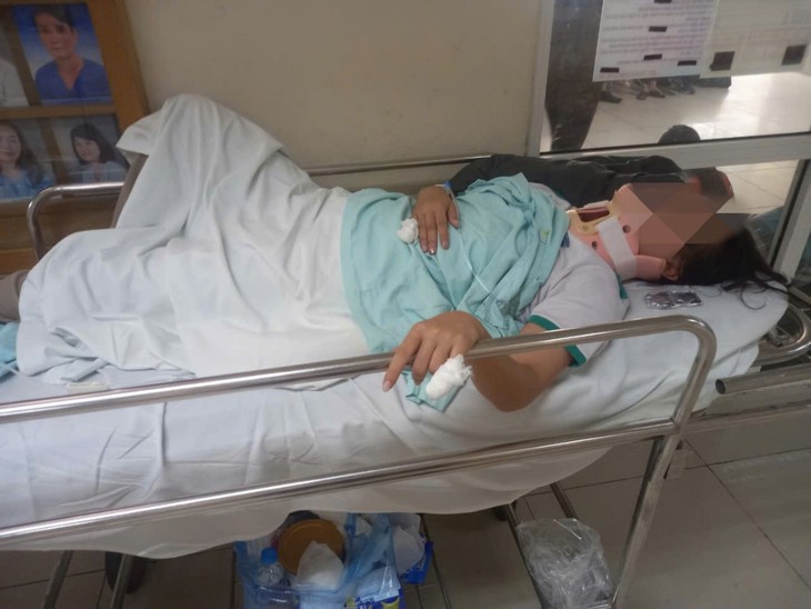 Nữ sinh lớp 11 bị đánh hội đồng gãy đốt sống cổ vì can đánh nhau- Ảnh 1. Nữ sinh lớp 11 bị đánh hội đồng gãy đốt sống cổ vì can đánh nhau- Ảnh 1.