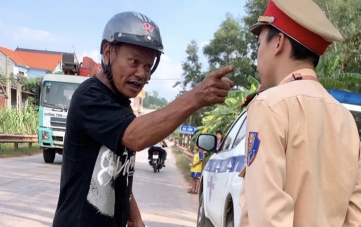 Vi phạm nồng độ cồn còn chửi bới, lăng mạ cảnh sát giao thông - Ảnh 1. Vi phạm nồng độ cồn còn chửi bới, lăng mạ cảnh sát giao thông - Ảnh 1.