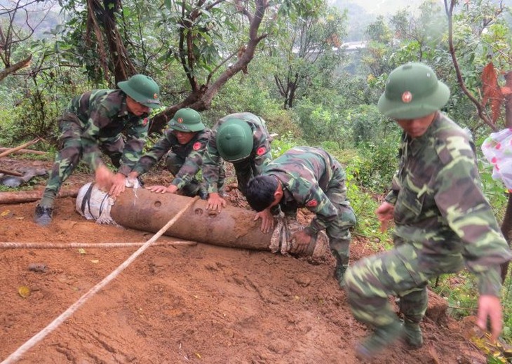 Tăng chế độ bồi dưỡng của người rà phá bom mìn lên 350.000 đồng/ngày- Ảnh 1.