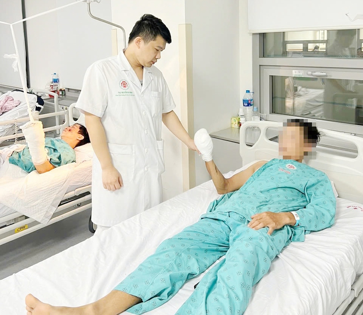 'Hồi sinh' bàn tay cho bệnh nhân bị dập nát do máy xay thịt- Ảnh 3. 'Hồi sinh' bàn tay cho bệnh nhân bị dập nát do máy xay thịt- Ảnh 3.