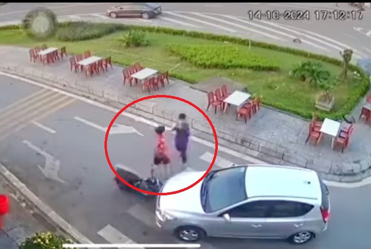 Phẫn nộ tài xế ô tô lao vào đường một chiều gây va chạm, hành hung nam sinh- Ảnh 1. Phẫn nộ tài xế ô tô lao vào đường một chiều gây va chạm, hành hung nam sinh- Ảnh 1.