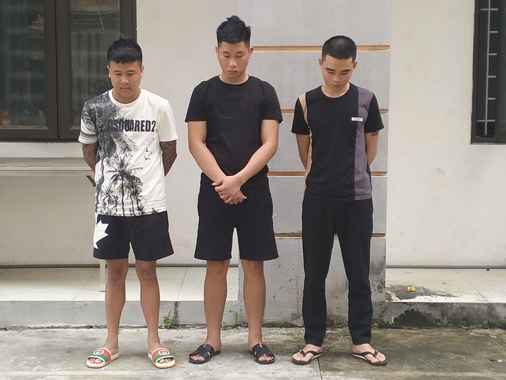 Tạm giữ 3 nam thanh niên đốt pháo hoa nổ trái phép tại quảng trường- Ảnh 1.