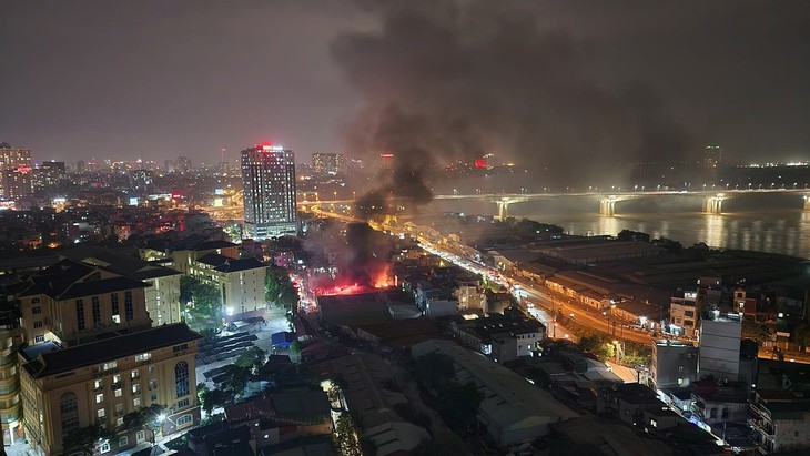 Cháy lớn tại Vĩnh Tuy (Hà Nội), lửa kèm khói đen bốc cao nghi ngút giữa đêm- Ảnh 2.