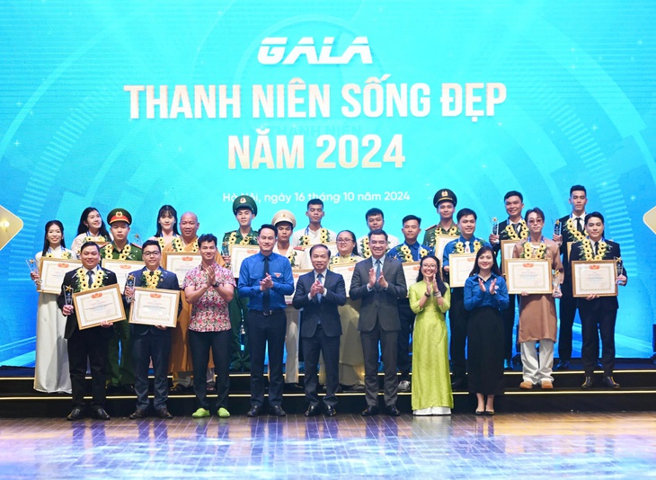 Nữ điều dưỡng cứu người nước ngoài ngừng tim ở Đà Nẵng được tôn vinh 'Thanh niên sống đẹp'- Ảnh 2. Nữ điều dưỡng cứu người nước ngoài ngừng tim ở Đà Nẵng được tôn vinh 'Thanh niên sống đẹp'- Ảnh 2.
