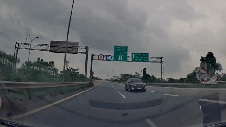 Danh tính tài xế ô tô đi ngược chiều trên cao tốc khiến xe khác phải 'nhường đường'- Ảnh 2.