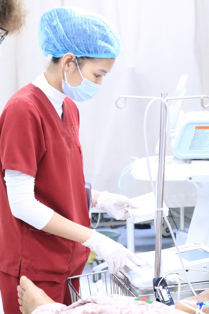 Nữ điều dưỡng cứu người nước ngoài ngừng tim ở Đà Nẵng được tôn vinh 'Thanh niên sống đẹp'- Ảnh 4. Nữ điều dưỡng cứu người nước ngoài ngừng tim ở Đà Nẵng được tôn vinh 'Thanh niên sống đẹp'- Ảnh 4.