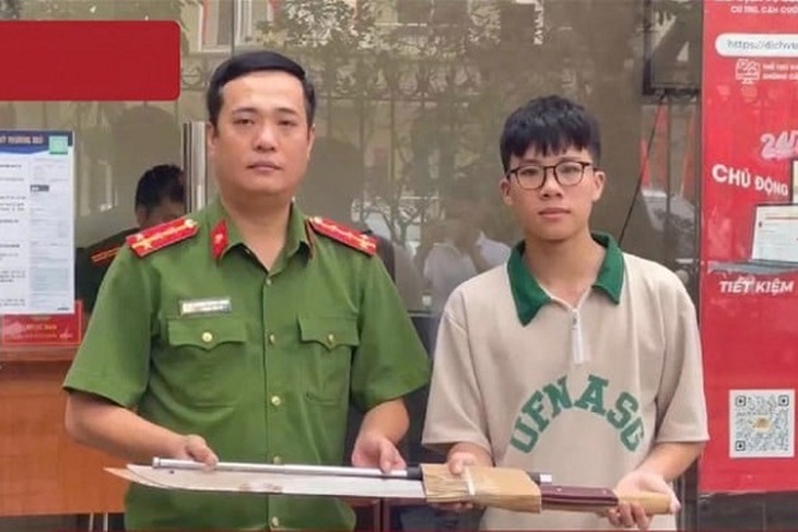 Nam sinh viên nhặt song đao, côn ba khúc đến giao nộp cho Công an- Ảnh 1. Nam sinh viên nhặt song đao, côn ba khúc đến giao nộp cho Công an- Ảnh 1.