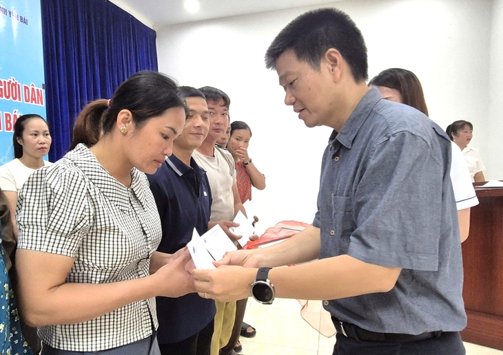 Khám bệnh da miễn phí cho hàng trăm người dân sau bão lũ- Ảnh 1.