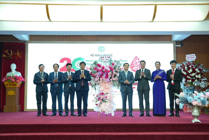 Sử dụng liệu pháp tế bào trị liệu, các thuốc đích mới, ghép tế bào gốc điều trị các bệnh lý tự miễn- Ảnh 1. Sử dụng liệu pháp tế bào trị liệu, các thuốc đích mới, ghép tế bào gốc điều trị các bệnh lý tự miễn- Ảnh 1.