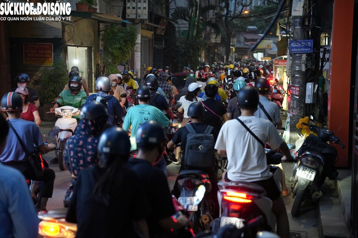 Hiện trạng ngõ 318 nguyễn Khang sau 10 năm được phê duyệt mở rộng vẫn ‘tắc’- Ảnh 5. Hiện trạng ngõ 318 nguyễn Khang sau 10 năm được phê duyệt mở rộng vẫn ‘tắc’- Ảnh 5.