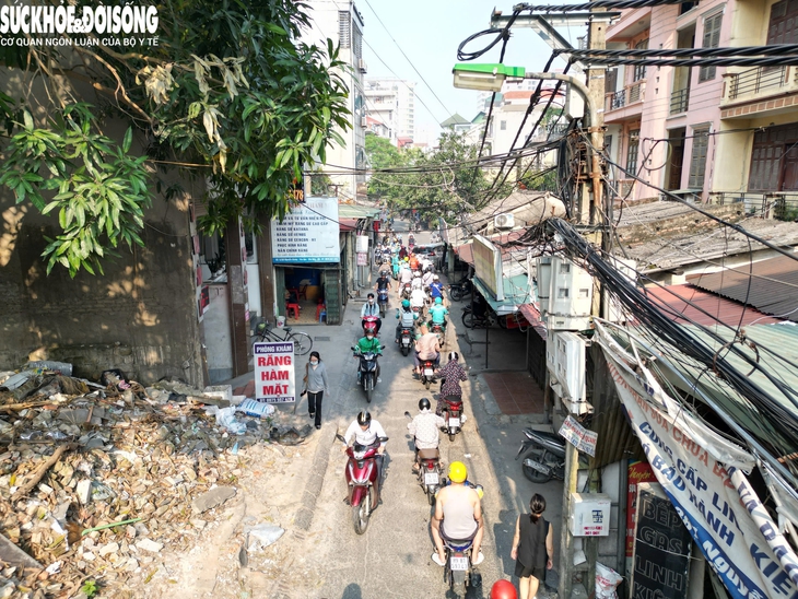 Hiện trạng ngõ 318 nguyễn Khang sau 10 năm được phê duyệt mở rộng vẫn ‘tắc’- Ảnh 2. Hiện trạng ngõ 318 nguyễn Khang sau 10 năm được phê duyệt mở rộng vẫn ‘tắc’- Ảnh 2.