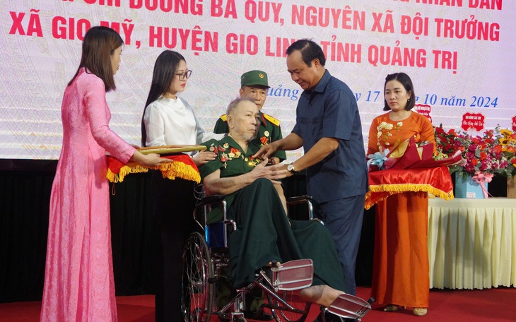 Người lính vượt sông đưa đồng đội hy sinh về an táng được phong anh hùng