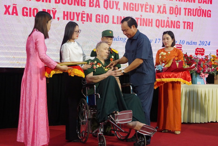 Người lính vượt sông đưa đồng đội hy sinh về an táng được phong anh hùng- Ảnh 1. Người lính vượt sông đưa đồng đội hy sinh về an táng được phong anh hùng- Ảnh 1.