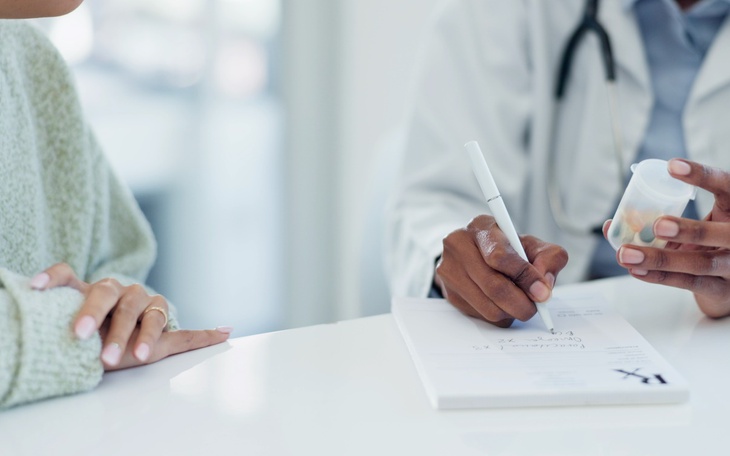 Tại sao người nhiễm HIV cao tuổi cần dùng nhiều loại thuốc một lúc?