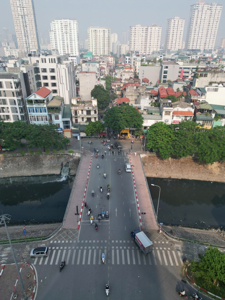 Hiện trạng ngõ 318 nguyễn Khang sau 10 năm được phê duyệt mở rộng vẫn ‘tắc’- Ảnh 7. Hiện trạng ngõ 318 nguyễn Khang sau 10 năm được phê duyệt mở rộng vẫn ‘tắc’- Ảnh 7.