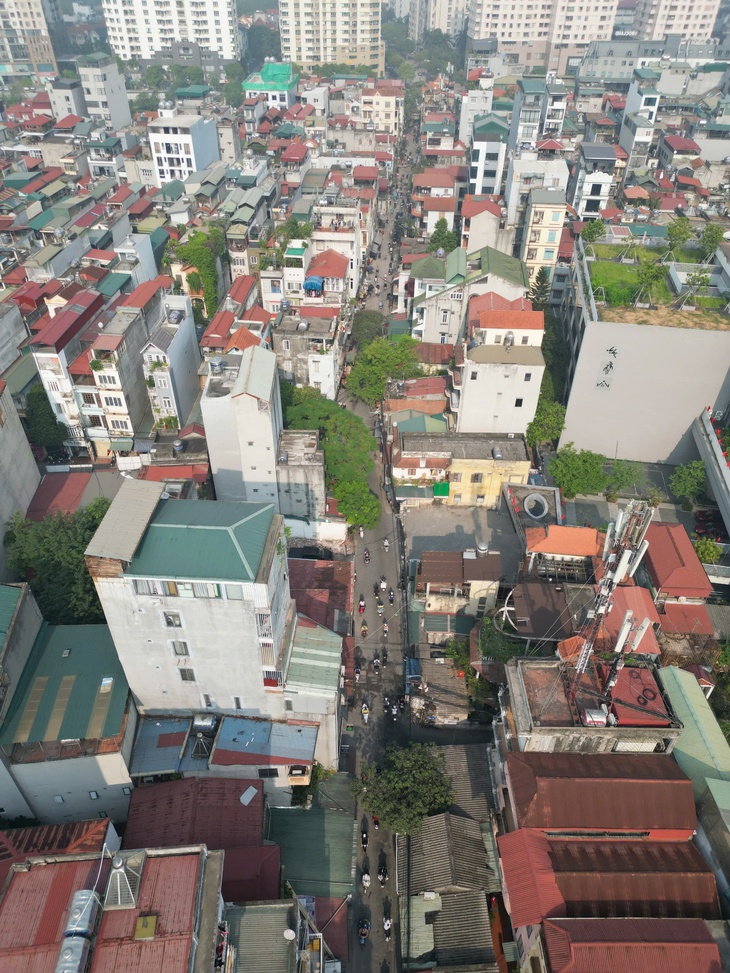 Hiện trạng ngõ 318 nguyễn Khang sau 10 năm được phê duyệt mở rộng vẫn ‘tắc’- Ảnh 4. Hiện trạng ngõ 318 nguyễn Khang sau 10 năm được phê duyệt mở rộng vẫn ‘tắc’- Ảnh 4.
