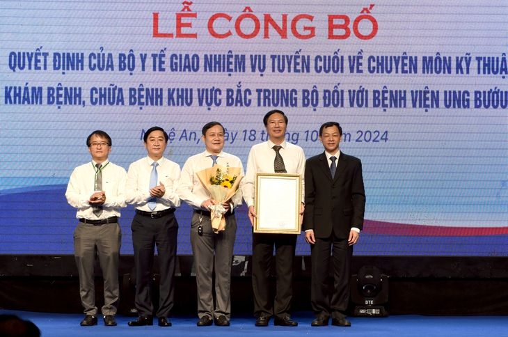 Thứ trưởng Bộ Y tế: Phát triển y tế chuyên sâu cần phải quan tâm phát triển thêm y tế số và y tế xanh, bảo vệ môi trường- Ảnh 4. Thứ trưởng Bộ Y tế: Phát triển y tế chuyên sâu cần phải quan tâm phát triển thêm y tế số và y tế xanh, bảo vệ môi trường- Ảnh 4.
