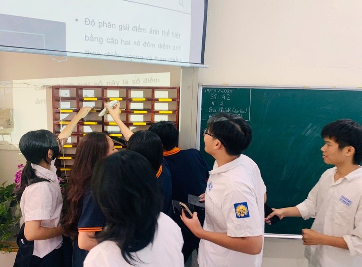 Thêm địa phương cấm học sinh sử dụng điện thoại trong lớp học- Ảnh 1. Thêm địa phương cấm học sinh sử dụng điện thoại trong lớp học- Ảnh 1.
